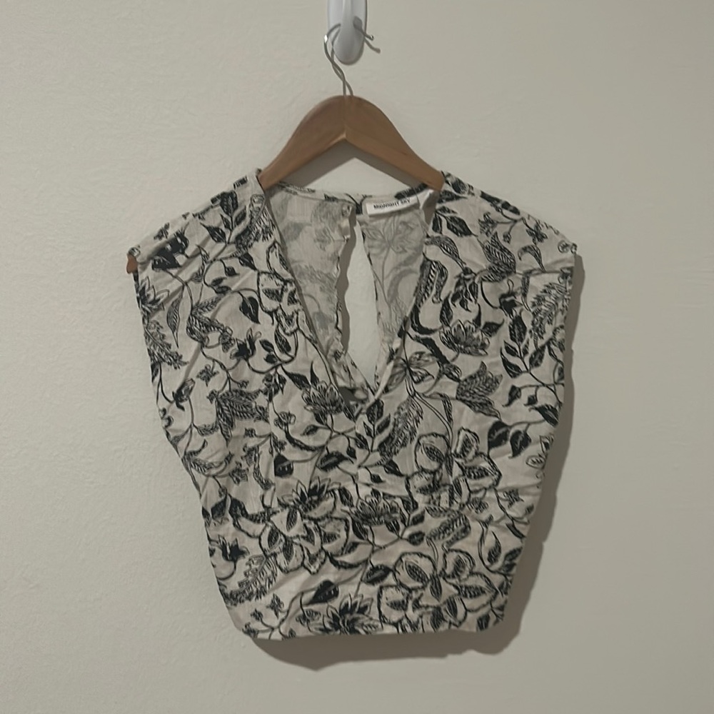 crop top, linen with tie back and electric bottom